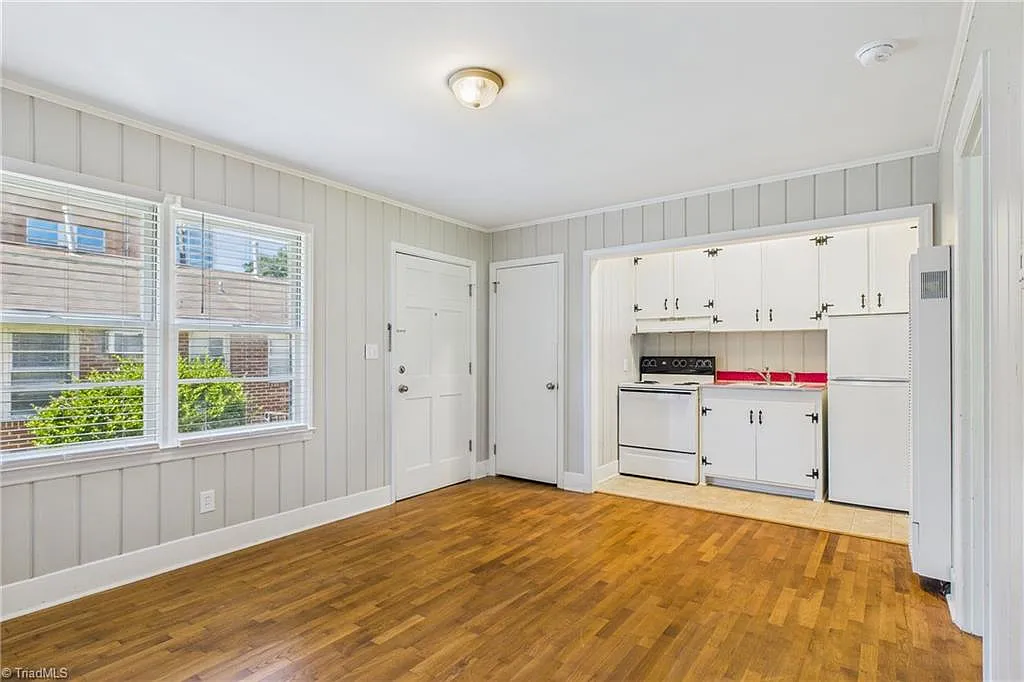 1 bed, 1.0 bath, 660 sqft, $900 — Photo 2