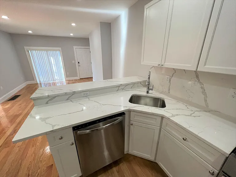 372 Oxford St #4 — Photo 2