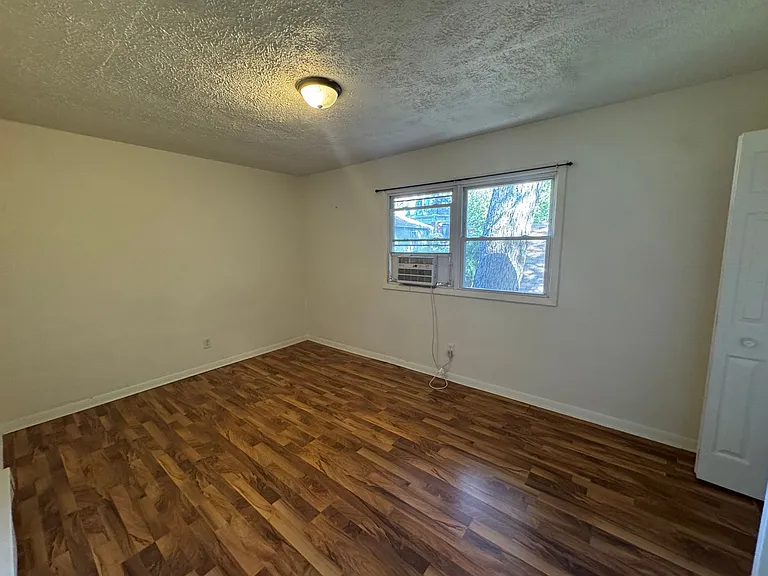 723 20th St #8 — Photo 6