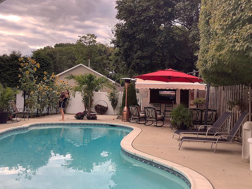 2nd image of 1807 Melville St