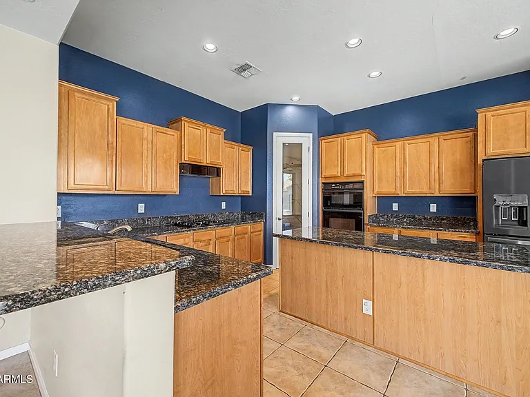 1902 E Desert Ln — Photo 3