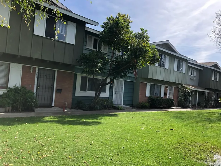 19849 Vermont Ln — Photo 3