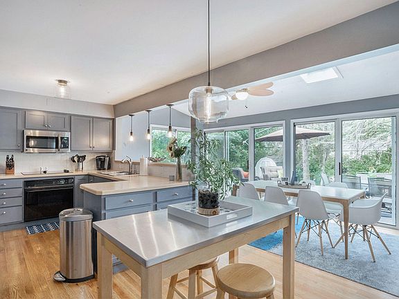 4th image of 2303 Cambridge Dr SE