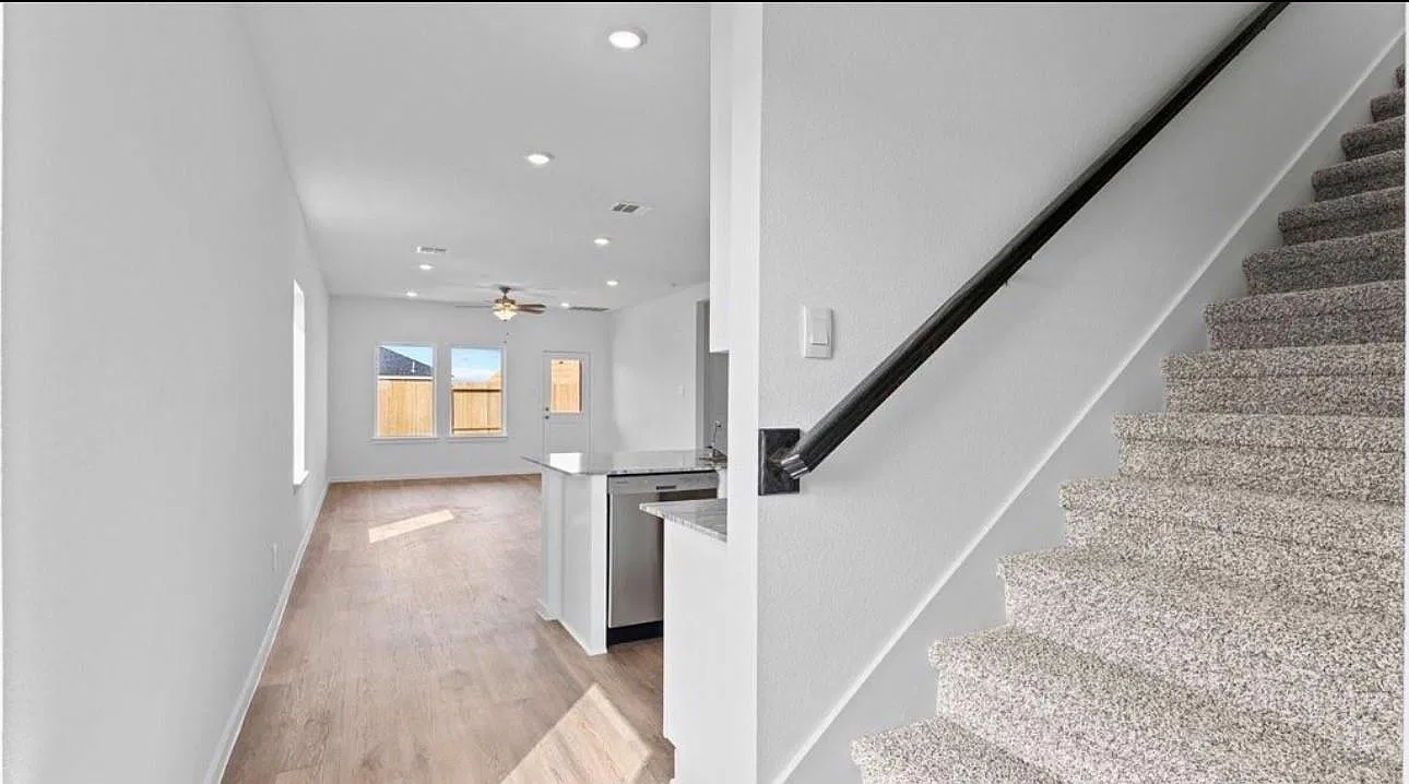 4 bed, 2.5 bath, $2,550 — Photo 3