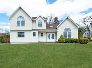 7 Kerry Ct, Pearl River, NY 10965