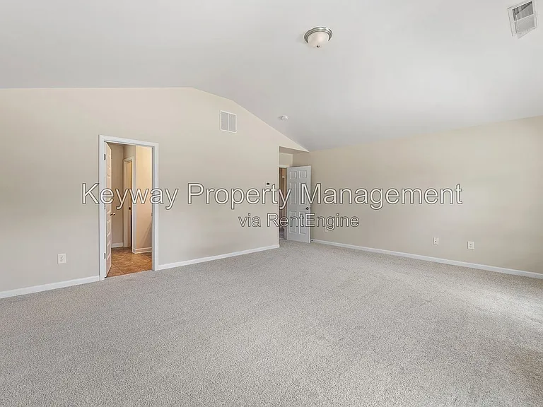 910 Clover Ct — Photo 11