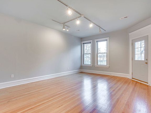 3rd image of 4118 N Clarendon Ave Unit 2