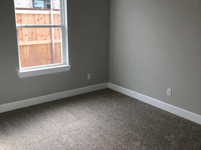 1742 Sina Ave — Photo 4