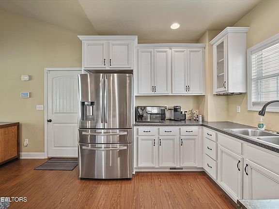 5th image of 174 Zoe Cir