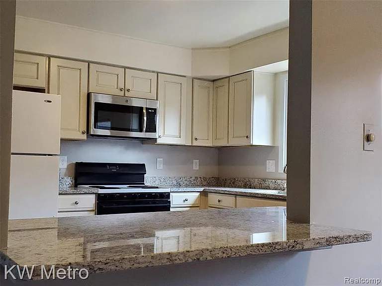 553 N Old Woodward Ave — Photo 8
