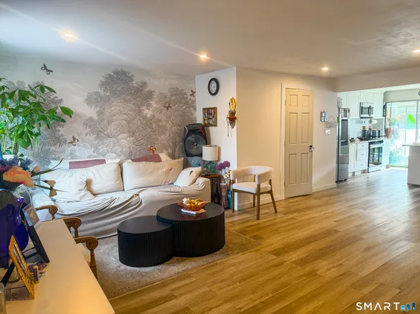 17 Avon Lane, Stamford, CT 06907