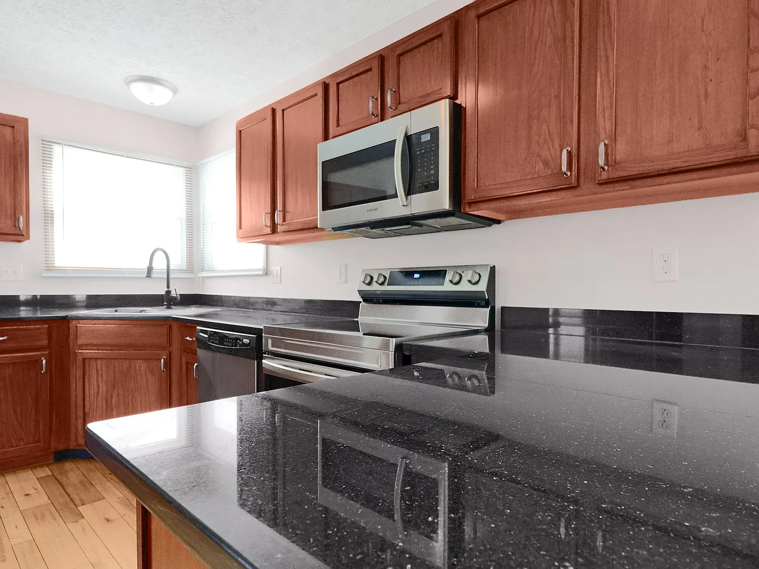 3 bed, 2.5 bath, 1512 sqft, $2,500 — Photo 2