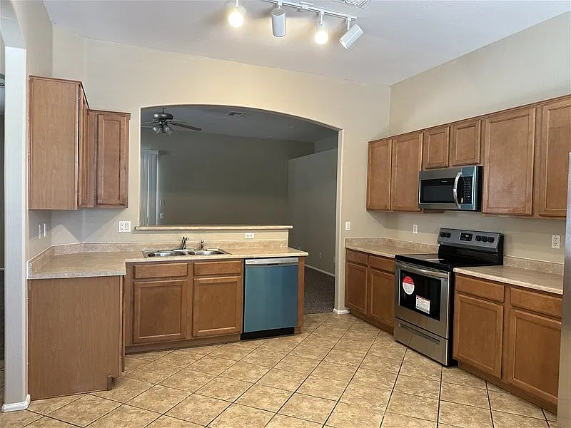 3 bed, 2.0 bath, 1600 sqft, $2,000 — Photo 4
