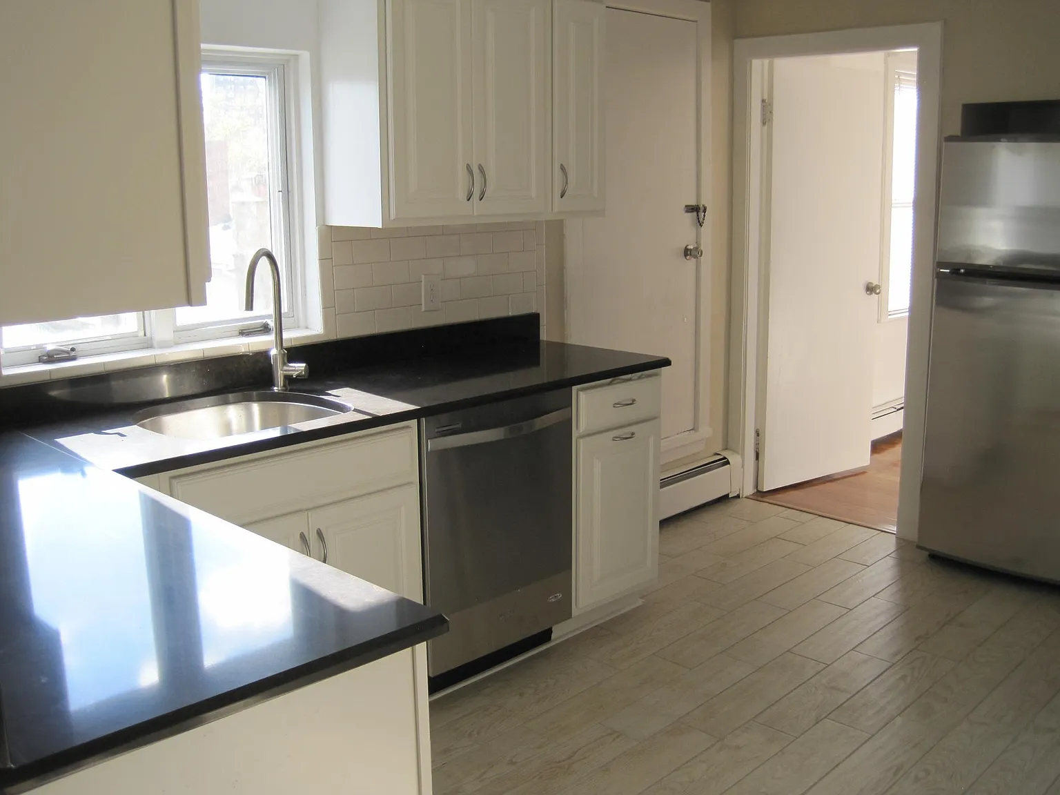 2 bed, 700 sqft, $2,200 — Photo 2