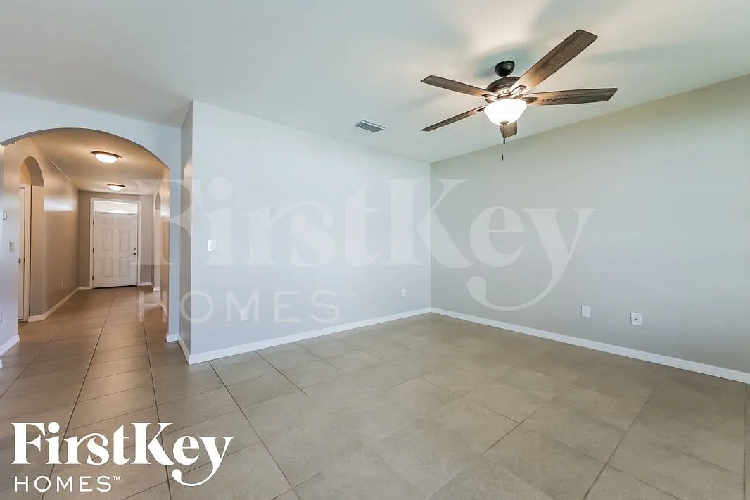 3 bed, 2.0 bath, 1671 sqft, $2,020 — Photo 4