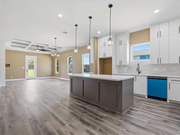 800 S 1st St, La Porte, TX 77571