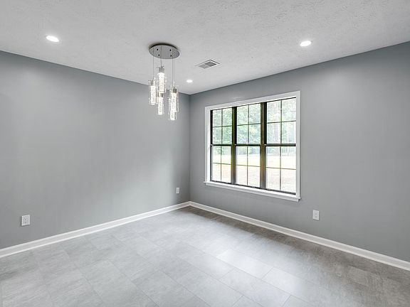 3rd image of 195 White Oak Way