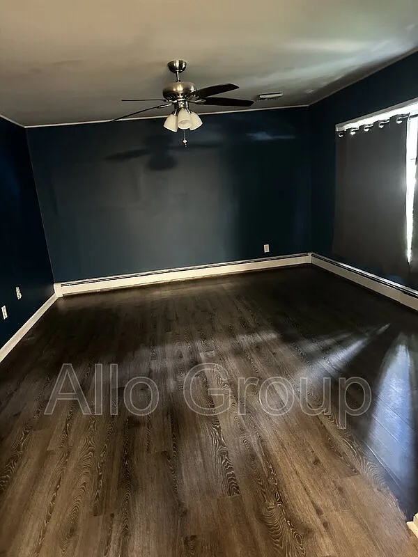 3 bed, 1.0 bath, 1300 sqft, $2,300 — Photo 4