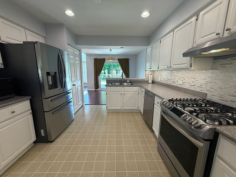 884 Dandridge Ct — Photo 4