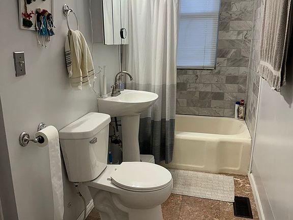 3rd image of 6236 Lincoln Ave #1