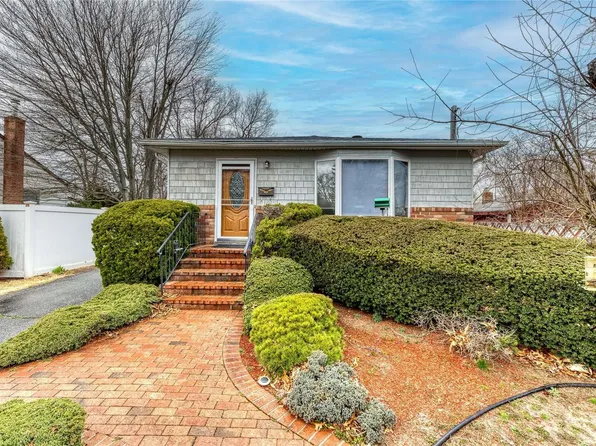 261 Columbus Ave, West Babylon, NY 11704