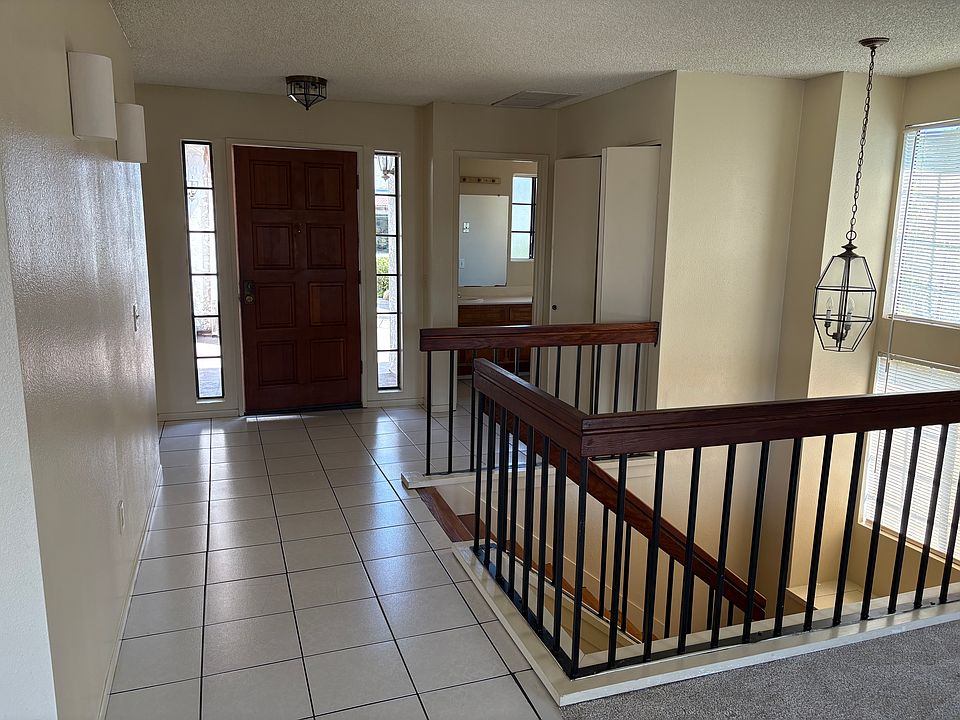 Entrance/Half-Bathroom