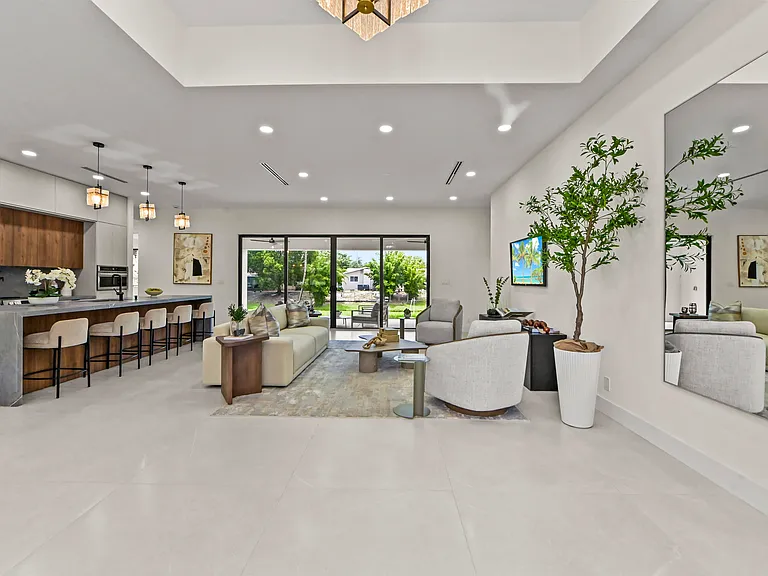 621 NW 42nd Ave — Photo 5