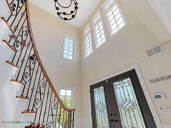 5th image of 27 Saint Edward Ln