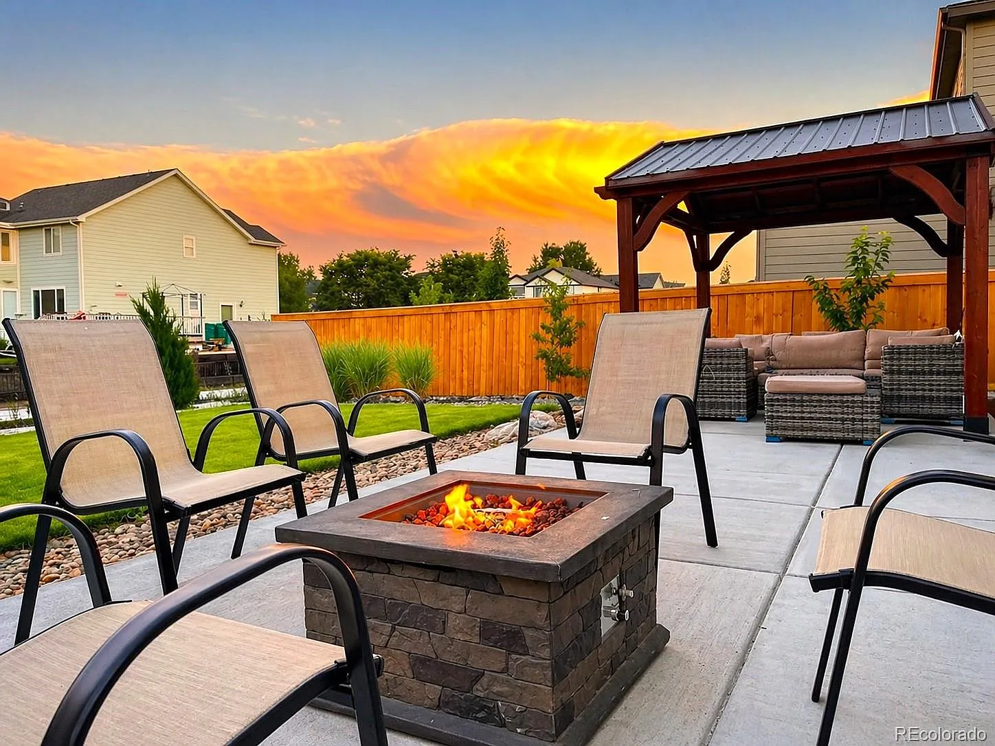 3 bed, 2.5 bath, 1917 sqft, $3,300 — Photo 1