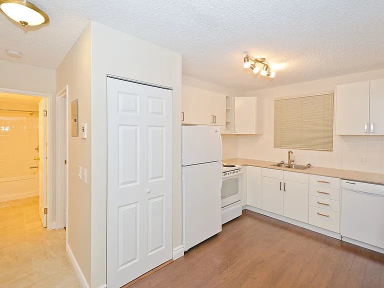 247 20th Ave NE #1 — Photo 6
