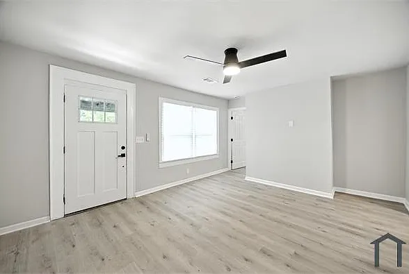 594 Robert Henry St — Photo 8