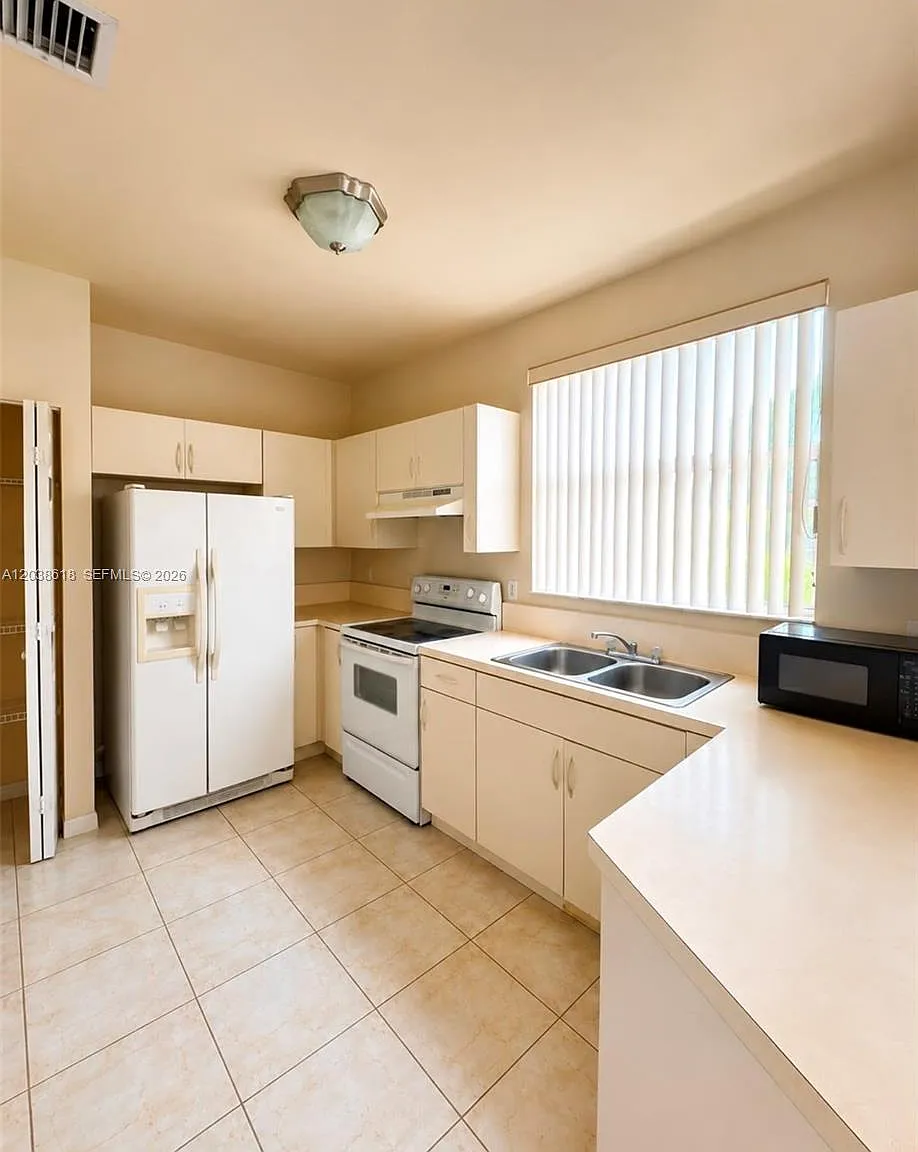 2 bed, 2.5 bath, $2,200 — Photo 3