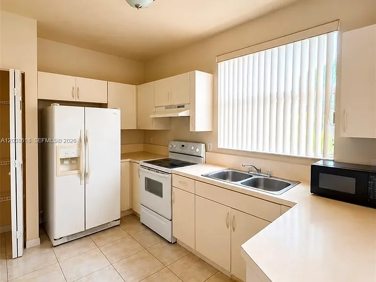 641 E Mowry Ct — Photo 3