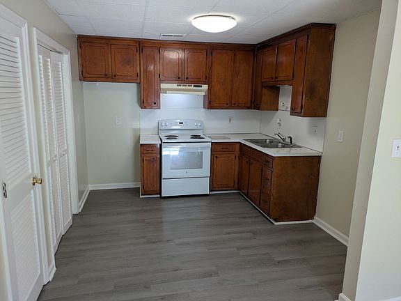 2nd image of 911 Palace Ct #G