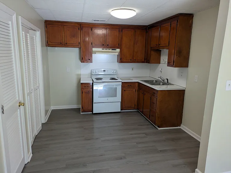 911 Palace Ct #G — Photo 2