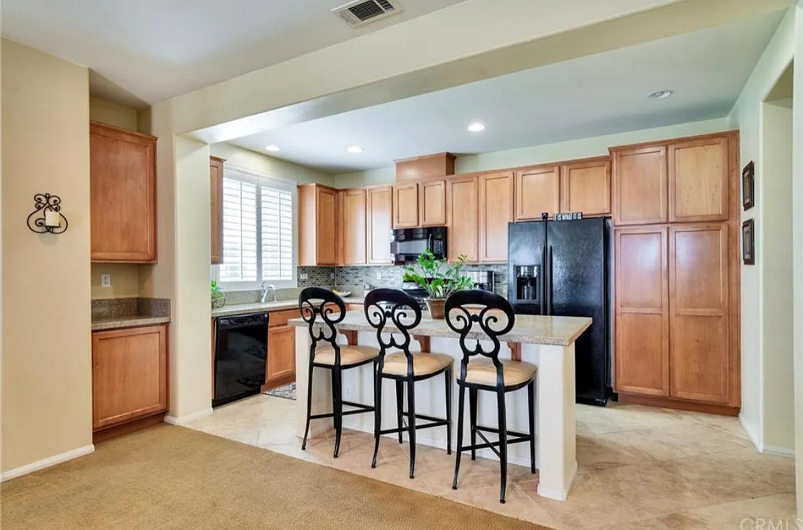 2750 E Oak Hill Dr — Photo 3