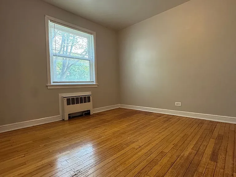 144-146 Custer Ave — Photo 6