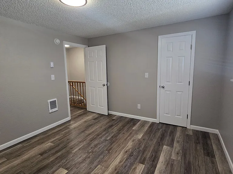 Catalina Apartments — Photo 10