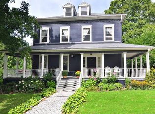 11 Pleasant St, Woodbury, CT 06798