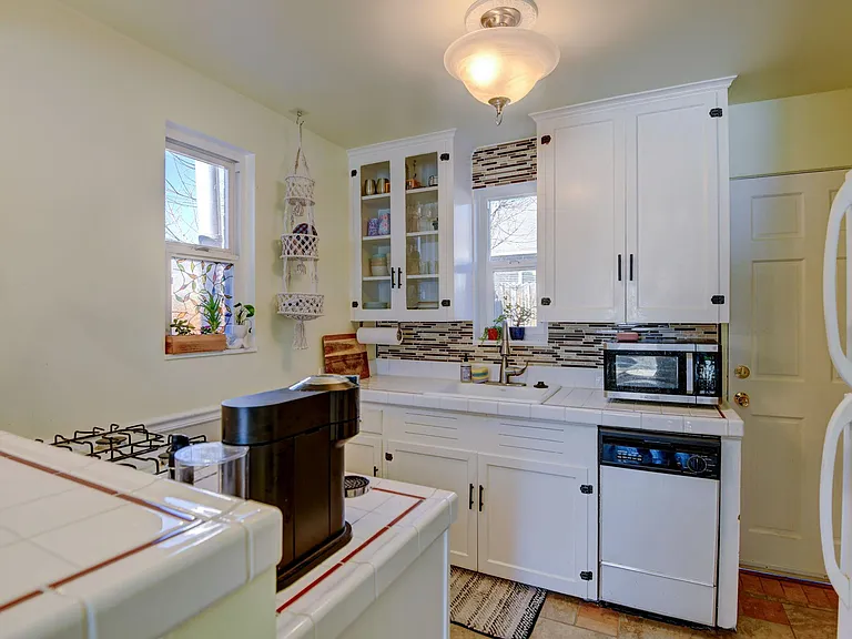 1427 N Jasmine St — Photo 5