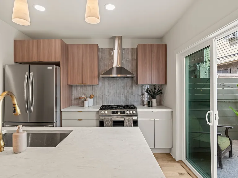 1031 Mercy St — Photo 11
