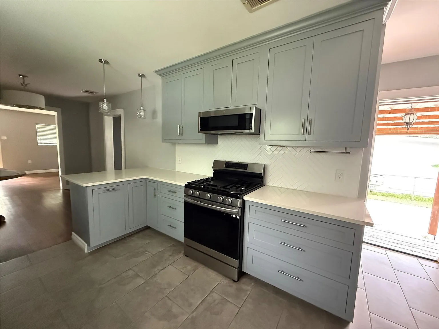 3 bed, 2.0 bath, 1546 sqft, $2,000 — Photo 4