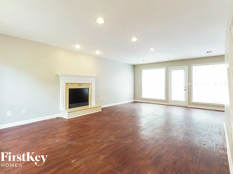 230 Saint Charles Ave — Photo 2