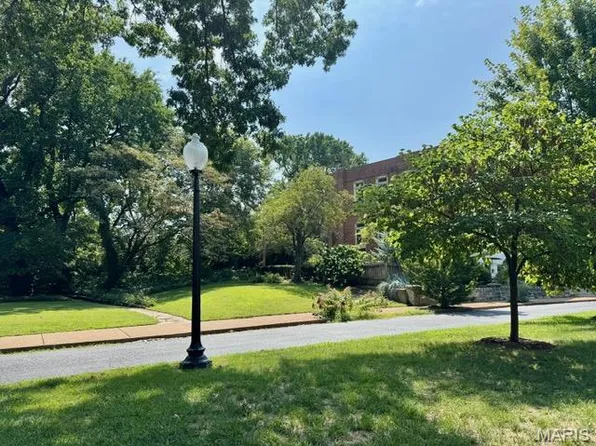8 Benton Pl, Saint Louis, MO 63104