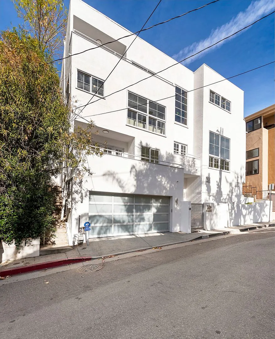 Beautifully Renovated Hollywood Hills House — Photo 2