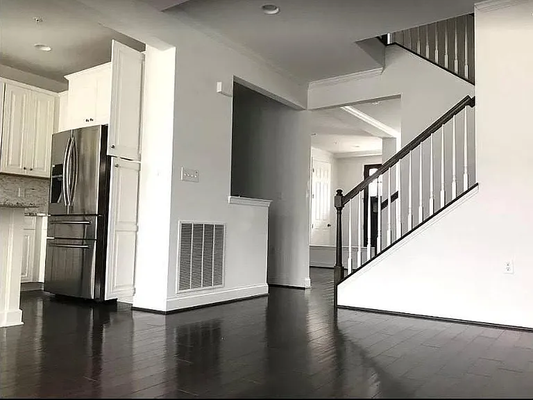 405 Old Farm Ln — Photo 3