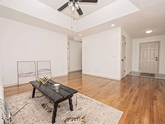 3rd image of 3020 W Melbourne Street