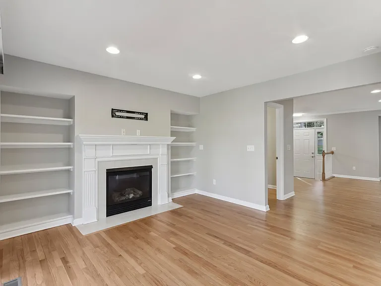 103 Lakeview Ct — Photo 3