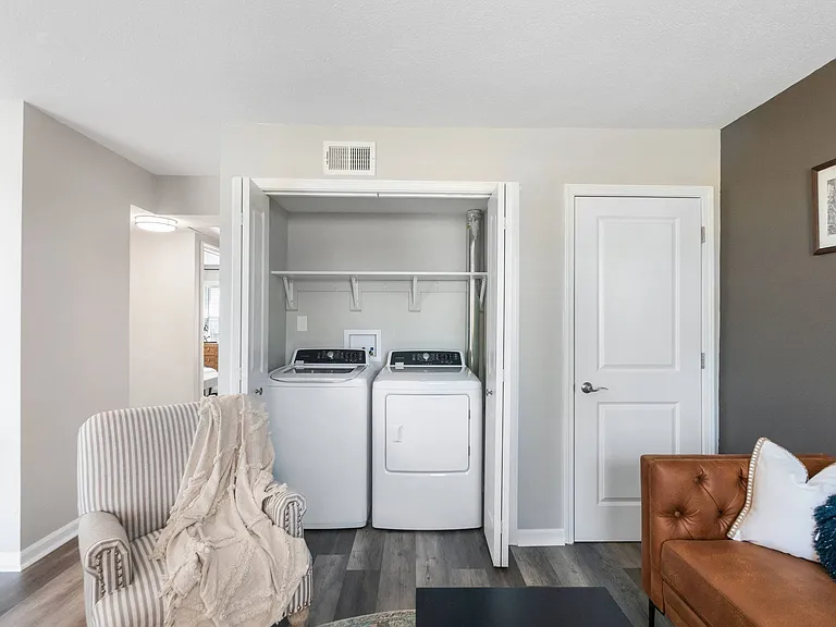 Lake Castleton Apartments — Photo 6