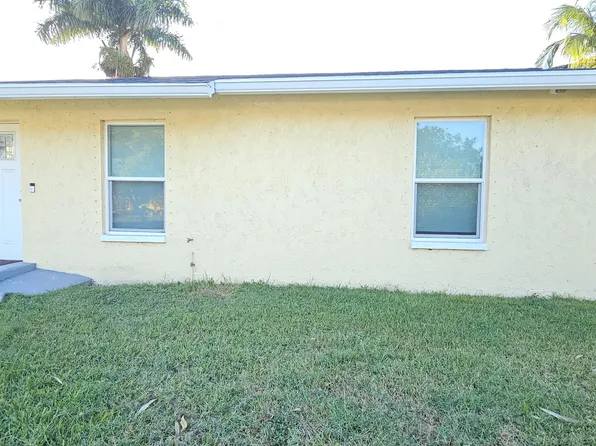 323 Seminole Ct, Pahokee, FL 33476